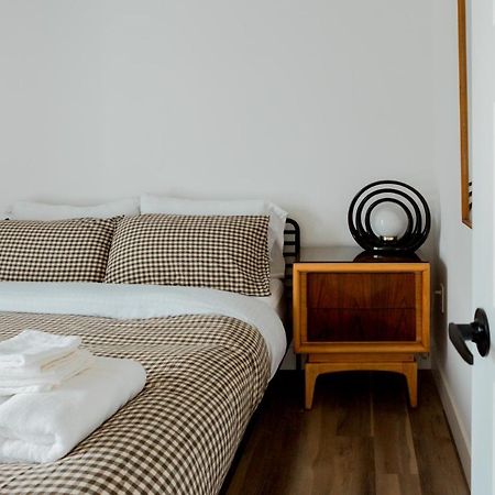 Condo Mid-Century Modern Style - Pool/Terrace ケベックシティ エクステリア 写真