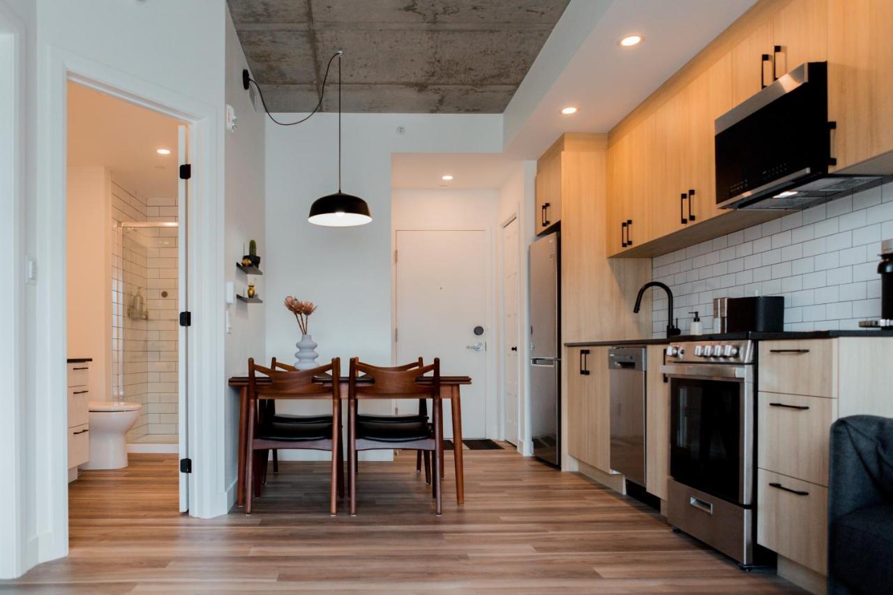Condo Mid-Century Modern Style - Pool/Terrace ケベックシティ エクステリア 写真