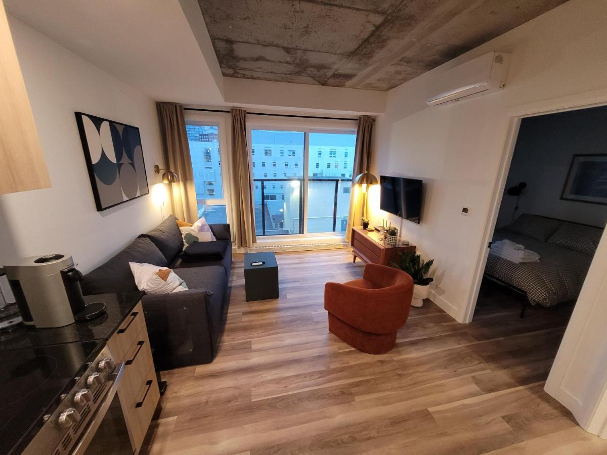 Condo Mid-Century Modern Style - Pool/Terrace ケベックシティ エクステリア 写真