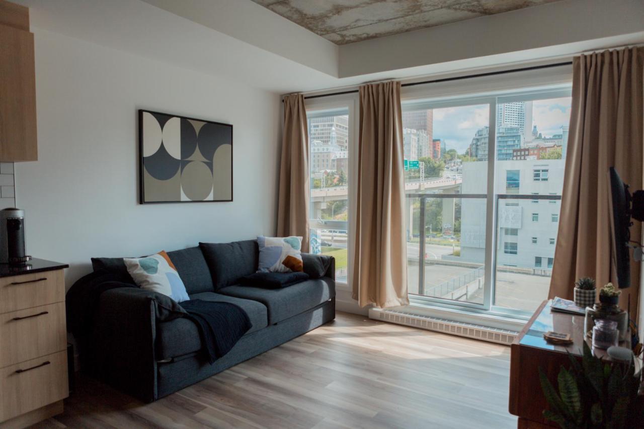 Condo Mid-Century Modern Style - Pool/Terrace ケベックシティ エクステリア 写真
