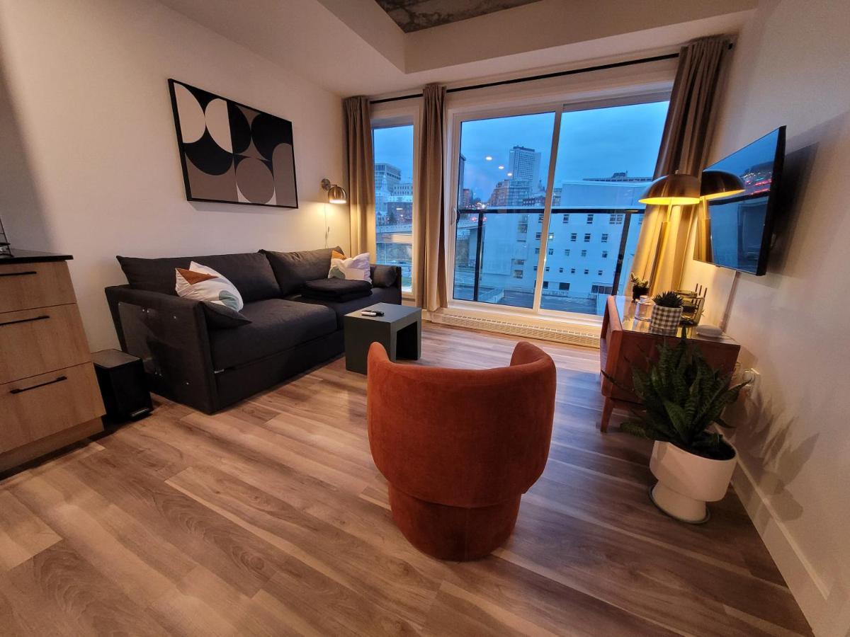 Condo Mid-Century Modern Style - Pool/Terrace ケベックシティ エクステリア 写真