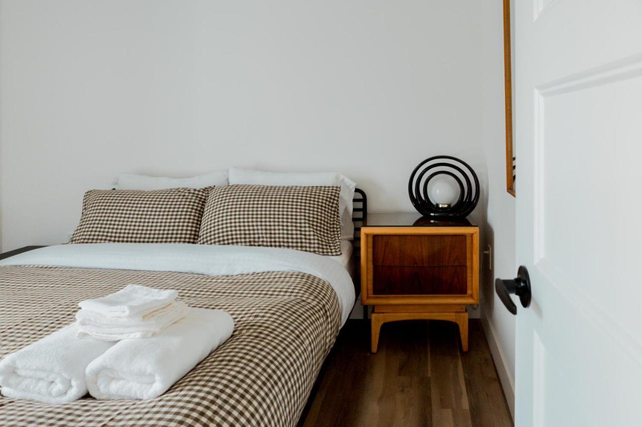 Condo Mid-Century Modern Style - Pool/Terrace ケベックシティ エクステリア 写真