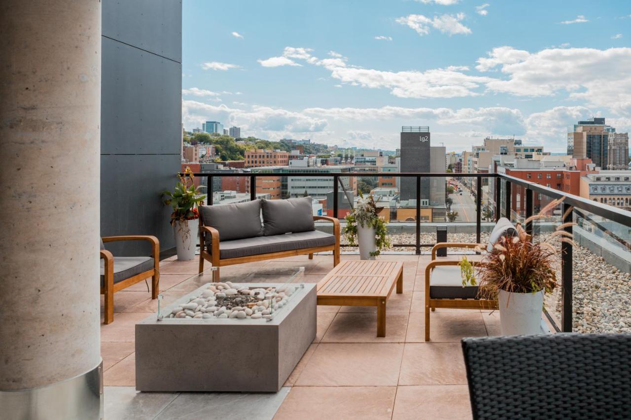 Condo Mid-Century Modern Style - Pool/Terrace ケベックシティ エクステリア 写真