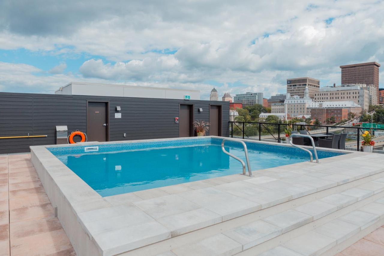 Condo Mid-Century Modern Style - Pool/Terrace ケベックシティ エクステリア 写真