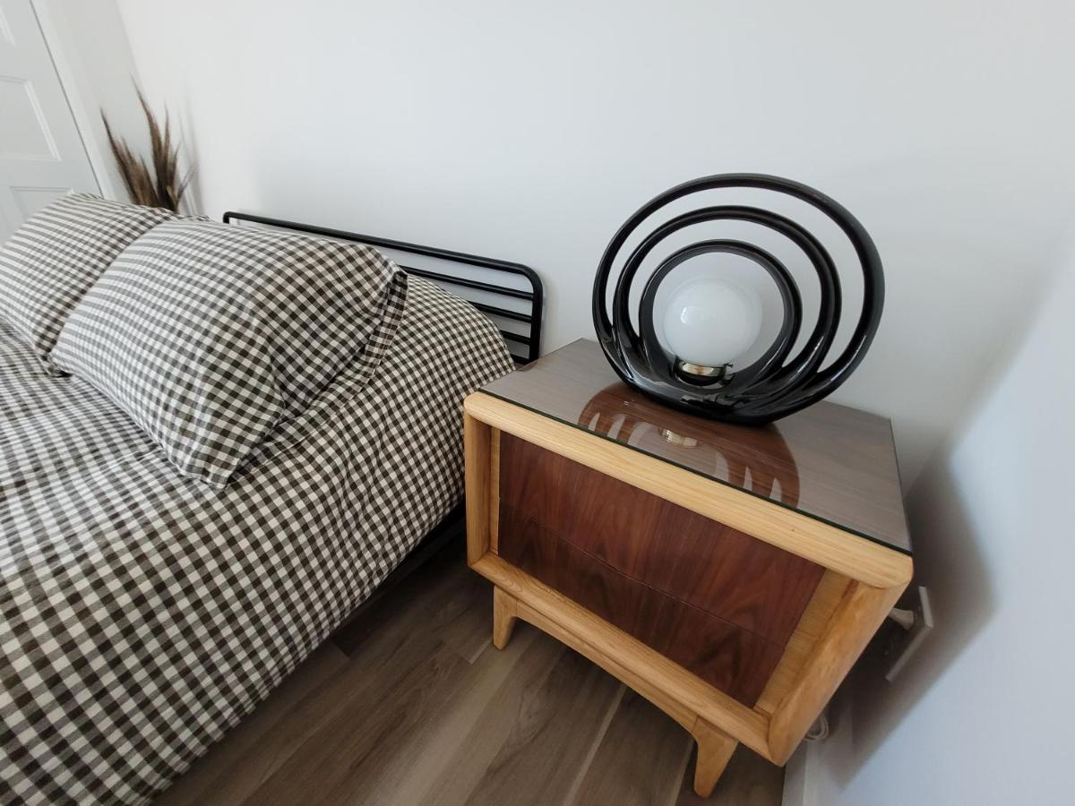 Condo Mid-Century Modern Style - Pool/Terrace ケベックシティ エクステリア 写真