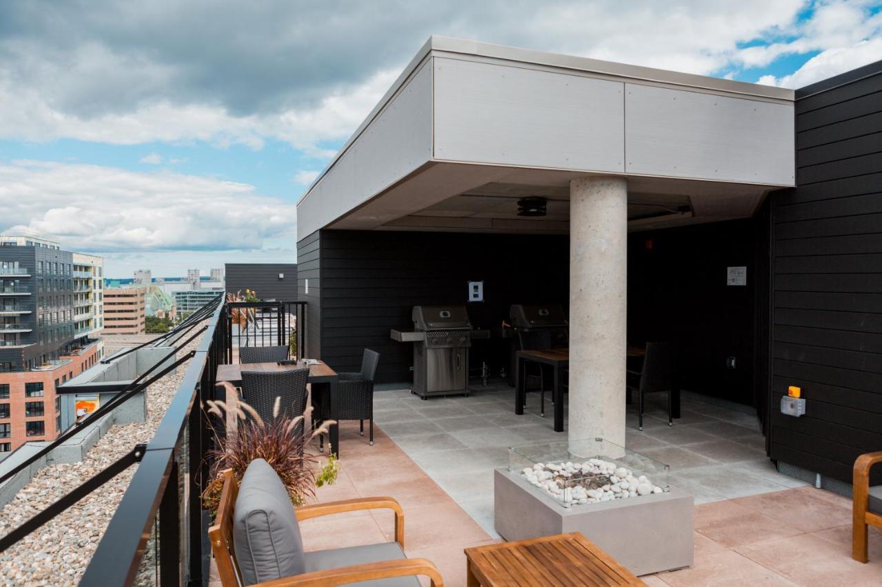 Condo Mid-Century Modern Style - Pool/Terrace ケベックシティ エクステリア 写真
